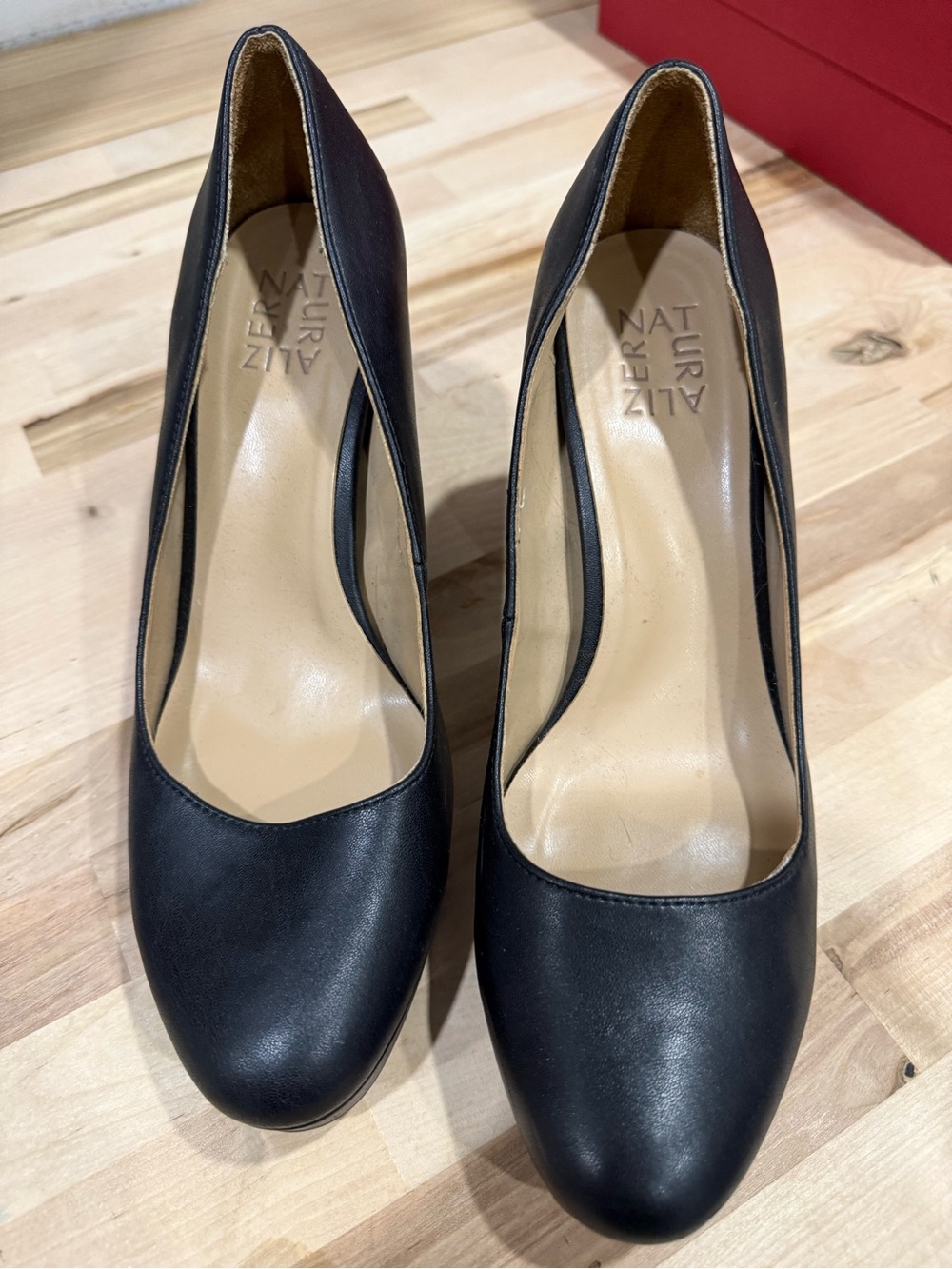 Naturalizer Black Leather Round-Toe Pump